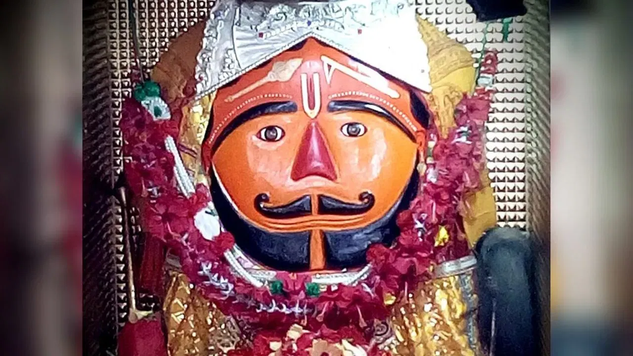 ਸਾਲਾਸਰ ਹਨੂੰਮਾਨ ਮੰਦਿਰ, ਰਾਜਸਥਾਨ - ਹਨੂੰਮਾਨ ਜੀ ਦੇ ਇਸ ਮਸ਼ਹੂਰ ਮੰਦਿਰ ਨੂੰ ਸਾਲਾਸਰ ਬਾਲਾਜੀ ਦੇ ਨਾਮ ਨਾਲ ਵੀ ਜਾਣਿਆ ਜਾਂਦਾ ਹੈ। ਦਰਅਸਲ, ਇਸ ਮੰਦਿਰ ਵਿੱਚ ਸਥਿਤ ਹਨੂੰਮਾਨ ਜੀ ਦੀ ਮੂਰਤੀ ਵਿੱਚ ਦਾੜ੍ਹੀ ਅਤੇ ਮੁੱਛਾਂ ਹਨ, ਜਿਸ ਕਾਰਨ ਇਹ ਮੰਦਿਰ ਬਹੁਤ ਮਸ਼ਹੂਰ ਹੈ। ਧਾਰਮਿਕ ਮਾਨਤਾ ਅਨੁਸਾਰ ਜੋ ਵੀ ਸ਼ਰਧਾਲੂ ਸੱਚੀ ਆਸਥਾ ਅਤੇ ਸਾਫ ਮਨ ਨਾਲ ਬਾਲਾਜੀ ਦੇ ਇਸ ਮੰਦਿਰ 'ਚ ਆਉਂਦੇ ਹਨ, ਉਨ੍ਹਾਂ ਨੂੰ ਸਫਲਤਾ ਹਾਸਿਲ ਹੁੰਦੀ ਮਿਲਦੀ ਹੈ।