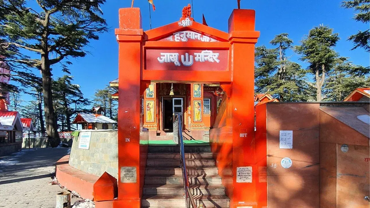 ਜਾਖੂ ਮੰਦਿਰ, ਸ਼ਿਮਲਾ - ਕੁਦਰਤੀ ਸੁੰਦਰਤਾ ਦੇ ਵਿਚਕਾਰ ਸਥਿਤ ਇਹ ਹਨੂੰਮਾਨ ਮੰਦਿਰ ਦੇਸ਼-ਵਿਦੇਸ਼ ਦੇ ਸ਼ਰਧਾਲੂਆਂ ਦੀ ਆਸਥਾ ਦਾ ਪ੍ਰਸਿੱਧ ਕੇਂਦਰ ਹੈ। ਜਾਖੂ ਪਰਬਤ ਦੀ ਚੋਟੀ 'ਤੇ ਸਥਿਤ ਹੋਣ ਕਾਰਨ ਬਹੁਤ ਸਾਰੇ ਲੋਕ ਇਸ ਮੰਦਿਰ ਦੇ ਦਰਸ਼ਨਾਂ ਲਈ ਪਹੁੰਚਦੇ ਹਨ। ਮਿਥਿਹਾਸ ਦੇ ਅਨੁਸਾਰ, ਜਦੋਂ ਹਨੂੰਮਾਨ ਜੀ ਭਗਵਾਨ ਲਕਸ਼ਮਣ ਲਈ ਸੰਜੀਵਨੀ ਬੂਟੀ ਲੈਣ ਜਾ ਰਹੇ ਸਨ ਤਾਂ ਉਨ੍ਹਾਂ ਨੇ ਰਸਤੇ ਵਿੱਚ ਇਹ ਮੰਦਿਰ ਦੇਖਿਆ ਜਿੱਥੇ ਯਕਸ਼ ਰਿਸ਼ੀ ਤਪੱਸਿਆ ਕਰ ਰਹੇ ਸਨ।