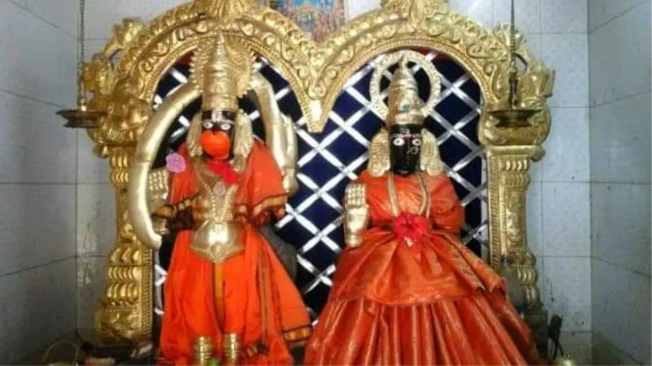 ਖਮੰਮ ਹਨੂੰਮਾਨ ਮੰਦਿਰ, ਤੇਲੰਗਾਨਾ - ਇਸ ਮੰਦਿਰ ਵਿੱਚ ਹਨੂੰਮਾਨ ਜੀ ਦੇ ਨਾਲ-ਨਾਲ ਉਨ੍ਹਾਂ ਦੀ ਪਤਨੀ ਦੀ ਵੀ ਮੂਰਤੀ ਵੀ ਸਥਾਪਿਤ ਹੈ, ਜਿਸ ਕਾਰਨ ਇਹ ਬਹੁਤ ਮਸ਼ਹੂਰ ਹੈ। ਹਨੂੰਮਾਨ ਜੀ ਦੇ ਨਾਲ-ਨਾਲ ਉਨ੍ਹਾਂ ਦੀ ਪਤਨੀ ਸੁਰਵਚਲਾ ਦੀ ਵੀ ਇਸ ਮੰਦਿਰ 'ਚ ਪੂਜਾ ਕੀਤੀ ਜਾਂਦੀ ਹੈ। ਧਾਰਮਿਕ ਮਾਨਤਾਵਾਂ ਦੇ ਅਨੁਸਾਰ, ਹਨੂੰਮਾਨ ਜੀ ਨੂੰ ਬਾਲ ਬ੍ਰਹਮਚਾਰੀ ਮੰਨਿਆ ਜਾਂਦਾ ਸੀ, ਇਸ ਲਈ ਉਨ੍ਹਾਂ ਦੇ ਵਿਆਹ ਦਾ ਰਾਜ਼ ਬਹੁਤ ਸਾਰੇ ਸ਼ਰਧਾਲੂਆਂ ਨੂੰ ਇਸ ਮੰਦਿਰ ਵੱਲ ਆਕਰਸ਼ਿਤ ਕਰਦਾ ਹੈ।