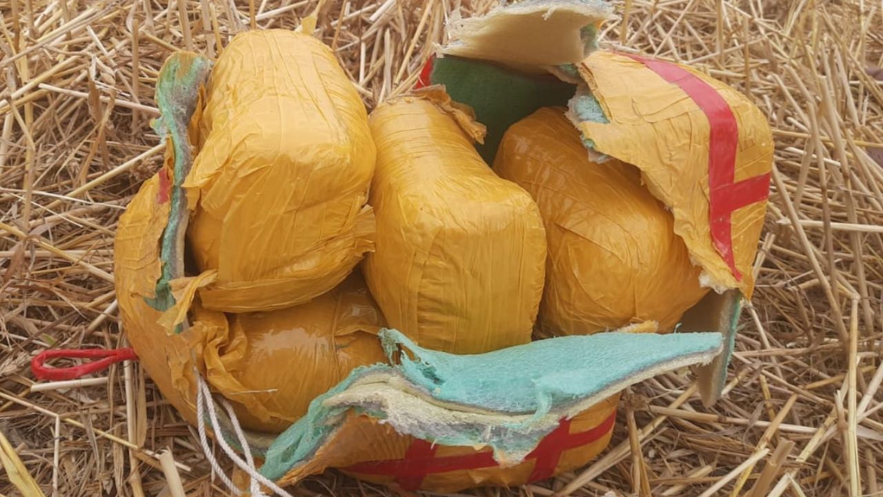 Drugs Recover: ਭਾਰਤ-ਪਾਕਿ ਸਰਹੱਦ ਤੋਂ 5 ਪੈਕੇਟ ਨਸ਼ੀਲਾ ਪਦਾਰਥ ਬਰਮਾਦ Drugs Recover: ਭਾਰਤ-ਪਾਕਿ ਸਰਹੱਦ ਤੋਂ 5 ਪੈਕੇਟ ਨਸ਼ੀਲਾ ਪਦਾਰਥ ਬਰਮਾਦ