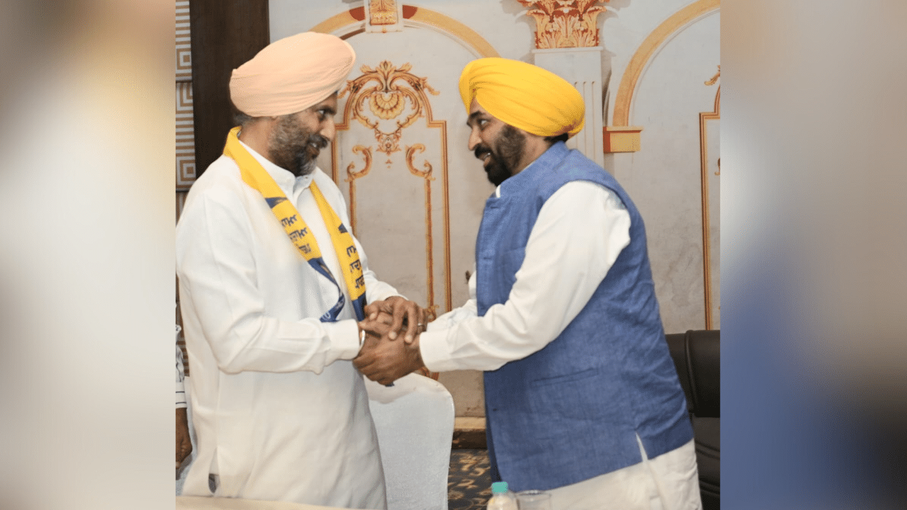 ਕਾਂਗਰਸ ਨੂੰ ਝਟਕਾ, ਜਲੰਧਰ ‘ਚ ਰਾਣਾ ਗੁਰਜੀਤ ਦੇ ਭਤੀਜੇ ਆਪ ‘ਚ ਸ਼ਾਮਲ ਤਾਂ ਬਠਿੰਡਾ ‘ਚ ਵੀ ਕਾਂਗਰਸੀ ਵਰਕਰਾਂ ਨੇ ਛੱਡੀ ਪਾਰਟੀ ਕਾਂਗਰਸ ਨੂੰ ਝਟਕਾ, ਜਲੰਧਰ ‘ਚ ਰਾਣਾ ਗੁਰਜੀਤ ਦੇ ਭਤੀਜੇ ਆਪ ‘ਚ ਸ਼ਾਮਲ ਤਾਂ ਬਠਿੰਡਾ ‘ਚ ਵੀ ਕਾਂਗਰਸੀ ਵਰਕਰਾਂ ਨੇ ਛੱਡੀ ਪਾਰਟੀ