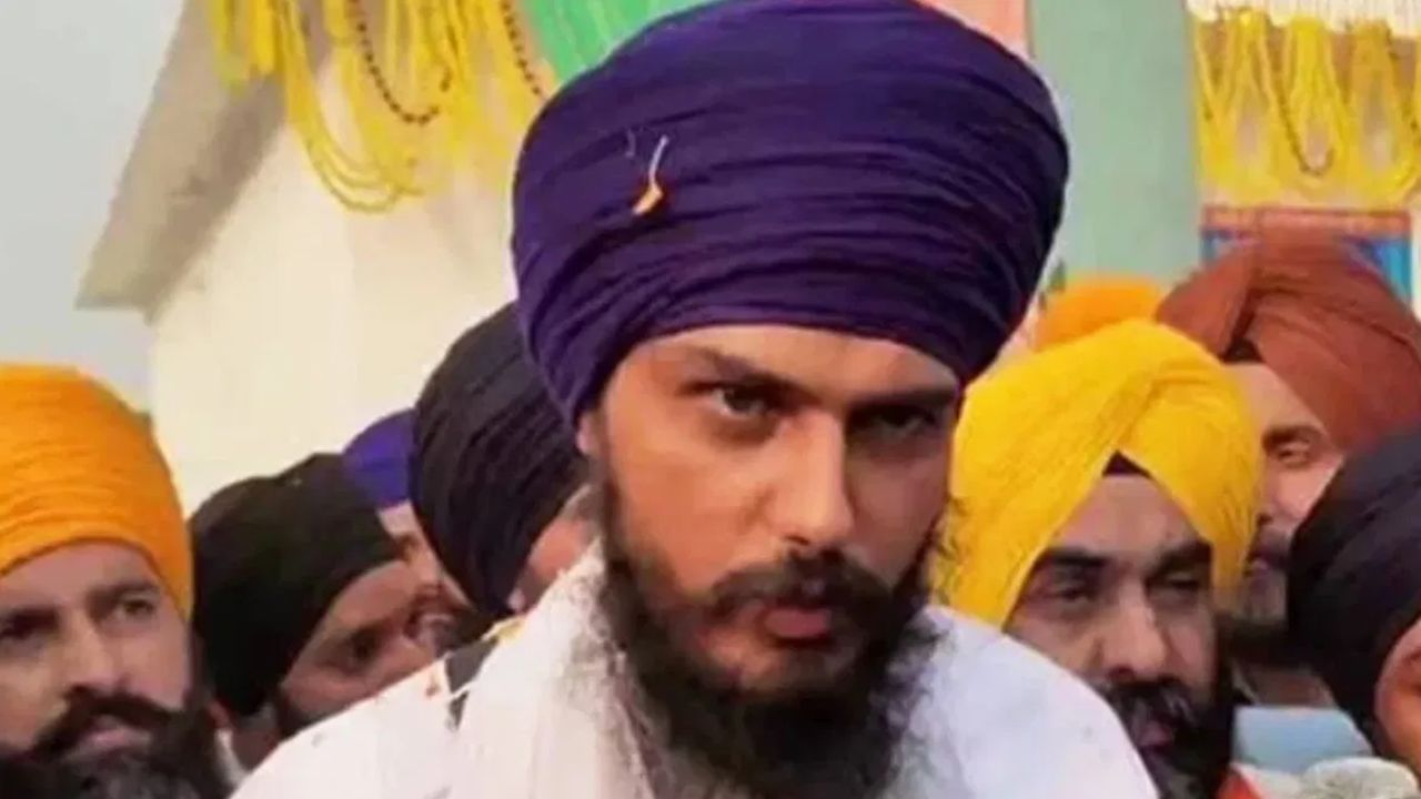 Amritpal Singh: ਅੰਮ੍ਰਿਤਪਾਲ ਦੇ ਹੋਰ ਨੇੜੇ ਪਹੁੰਚੀ ਪੁਲਿਸ, ਪੱਪਲਪ੍ਰੀਤ ਤੋਂ ਬਾਅਦ ਜੋਗਾ ਸਿੰਘ ਨੂੰ ਵੀ ਕੀਤਾ ਗ੍ਰਿਫਤਾਰ Amritpal Singh: ਅੰਮ੍ਰਿਤਪਾਲ ਦੇ ਹੋਰ ਨੇੜੇ ਪਹੁੰਚੀ ਪੁਲਿਸ, ਪੱਪਲਪ੍ਰੀਤ ਤੋਂ ਬਾਅਦ ਜੋਗਾ ਸਿੰਘ ਨੂੰ ਵੀ ਕੀਤਾ ਗ੍ਰਿਫਤਾਰ