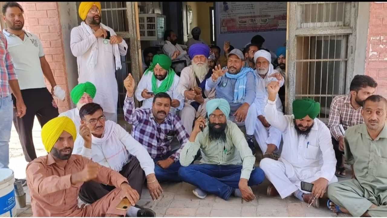 Farmers Dharna: ਫਸਲਾਂ ਦੀ ਗਿਰਦਾਵਰੀ ਨਾ ਹੋਣ ਤੋਂ ਨਰਾਜ ਕਿਸਾਨਾਂ ਨੇ ਅਧਿਕਾਰੀਆਂ ਨੂੰ ਬਣਾਇਆ ਬੰਧਕ