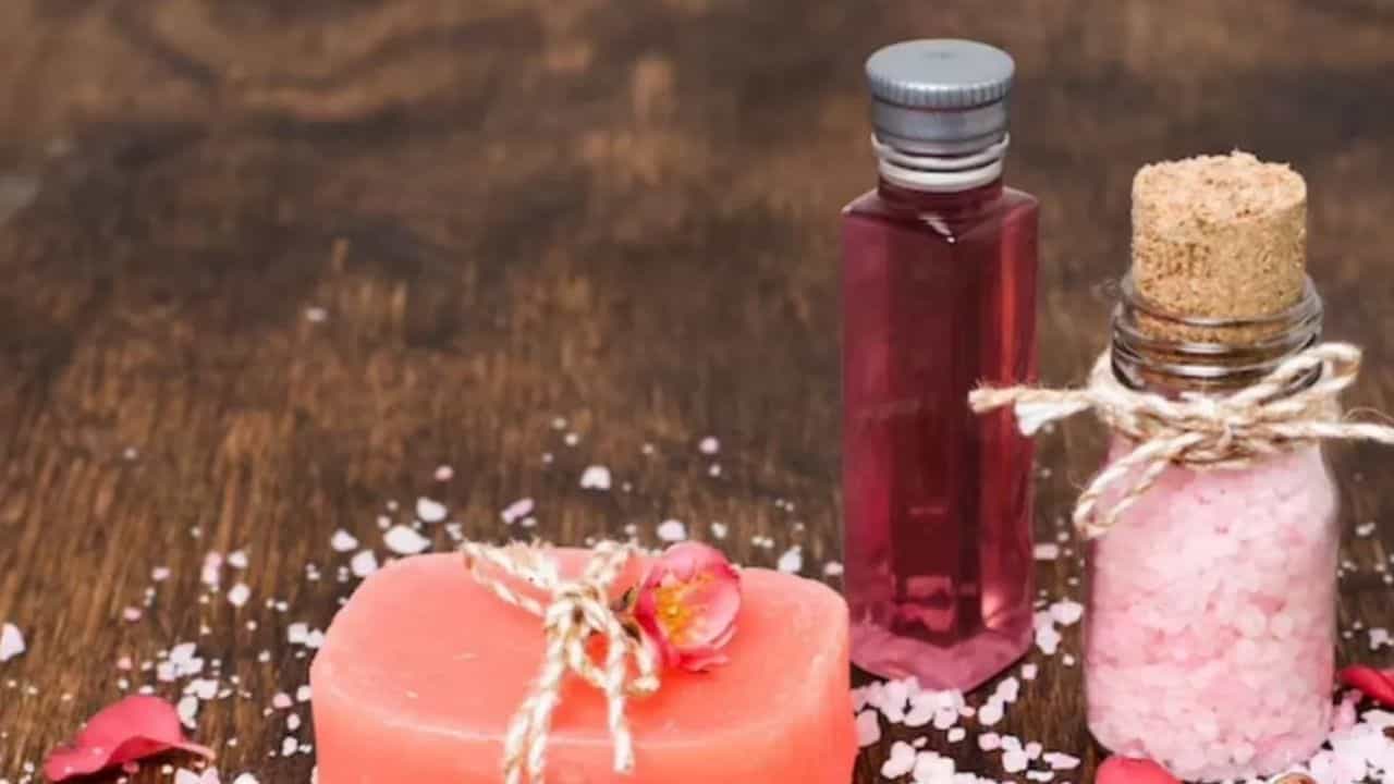 ਗਰਮੀਆਂ ਵਿੱਚ ਸਕਿਨ ਦੀ ਖੂਬਸਰਤੀ ਵਧਾਏਗਾ  Rose Water ਜਾਣੋ ਇਸਨੂੰ ਲਗਾਉਣ ਦਾ ਤਰੀਕਾ