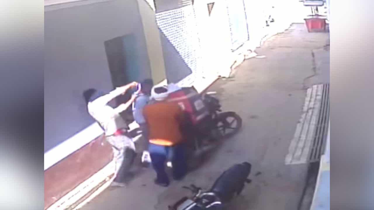 Ludhiana: Delivery Boy ਤੇ ਪਹਿਲਾਂ ਕੀਤਾ ਹਮਲਾ, ਫਿਰ ਪੈਸੇ ਲੁੱਟ ਹੋਏ ਫਰਾਰ, ਘਟਨਾ CCTV ਚ ਕੈਦ Ludhiana: Delivery Boy ਤੇ ਪਹਿਲਾਂ ਕੀਤਾ ਹਮਲਾ, ਫਿਰ ਪੈਸੇ ਲੁੱਟ ਹੋਏ ਫਰਾਰ, ਘਟਨਾ CCTV ਚ ਕੈਦ