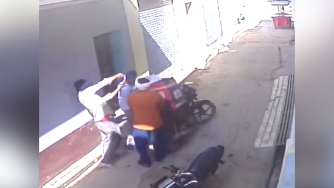 Ludhiana: Delivery Boy ‘ਤੇ ਪਹਿਲਾਂ ਕੀਤਾ ਹਮਲਾ, ਫਿਰ ਪੈਸੇ ਲੁੱਟ ਹੋਏ ਫਰਾਰ, ਘਟਨਾ CCTV ‘ਚ ਕੈਦ Ludhiana: Delivery Boy ‘ਤੇ ਪਹਿਲਾਂ ਕੀਤਾ ਹਮਲਾ, ਫਿਰ ਪੈਸੇ ਲੁੱਟ ਹੋਏ ਫਰਾਰ, ਘਟਨਾ CCTV ‘ਚ ਕੈਦ