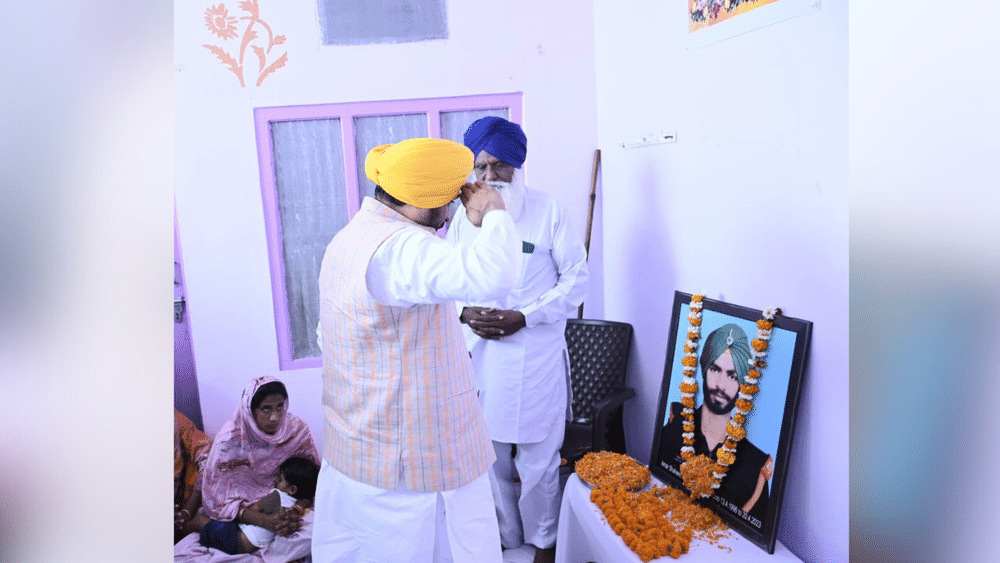 ਮੁੱਖ ਮੰਤਰੀ ਨੇ ਸ਼ਹੀਦ ਜਵਾਨ ਹਰਕ੍ਰਿਸ਼ਨ ਸਿੰਘ ਦੇ ਪਿੰਡ ਪਹੁੰਚ ਕੇ ਪਰਿਵਾਰ ਨਾਲ ਦੁੱਖ ਸਾਂਝਾ ਕੀਤਾ। ਉਨ੍ਹਾਂ ਨੇ ਸ਼ਹੀਦ ਦੀ ਤਸਵਰੀ ਤੇ ਸ਼ਰਧਾ ਦੇ ਫੁੱਲ ਭੇਟ ਕੀਤੇ ਅਤੇ ਉਨ੍ਹਾਂ ਦੀ ਬਹਾਦੁਰੀ ਨੂੰ ਸਲਾਮ ਕੀਤਾ।