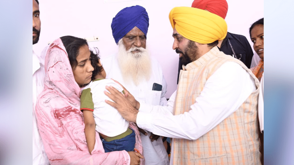 ਮੁੱਖ ਮੰਤਰੀ ਨੇ ਸ਼ਹੀਦ ਜਵਾਨ ਹਰਕ੍ਰਿਸ਼ਨ ਸਿੰਘ ਦੇ ਪਿੰਡ ਪਹੁੰਚ ਕੇ ਪਰਿਵਾਰ ਨਾਲ ਦੁੱਖ ਸਾਂਝਾ ਕੀਤਾ। ਇਸ ਮੌਕੇ ਮਾਨ ਨੇ ਮੀਡੀਆ ਨਾਲ ਗੱਲਬਾਤ ਦੌਰਾਨ ਦੱਸਿਆ ਕਿ ਸ਼ਹੀਦ ਦੇ ਪਰਿਵਾਰ ਨੂੰ ਮਦਦ ਰਾਸ਼ੀ ਦਾ 1 ਕਰੋੜ ਦਾ ਚੈਕ ਭੇਂਟ ਕੀਤਾ ਗਿਆ ਹੈ ਅਤੇ ਪਰਿਵਾਰ ਦੇ ਇਕ ਮੈਂਬਰ ਨੂੰ ਸਰਕਾਰੀ ਨੌਕਰੀ ਦਿੱਤੀ ਜਾਵੇਗੀ।