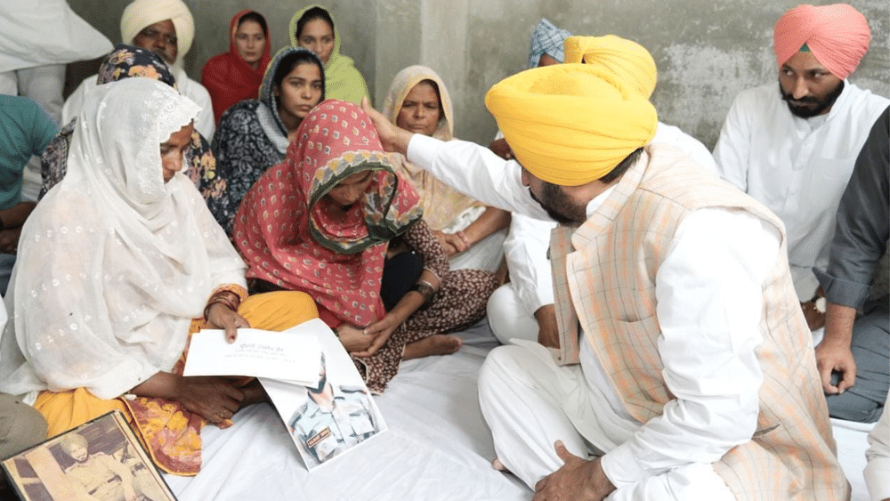 ਭਗਵੰਤ ਮਾਨ ਨੇ ਕਿਹਾ ਕਿ ਮੁਲਕ ਦੀ ਏਕਤਾ, ਅਖੰਡਤਾ ਤੇ ਪ੍ਰਭੂਸੱਤਾ ਦੀ ਰਾਖੀ ਕਰਨ ਲਈ ਧਰਤੀ ਮਾਂ ਦੇ ਇਸ ਸੱਚੇ ਸਪੂਤ ਵੱਲੋਂ ਦਿੱਤੇ ਮਹਾਨ ਬਲੀਦਾਨ ਨੂੰ ਸਤਿਕਾਰ ਭੇਟ ਕਰਨ ਲਈ ਸੂਬਾ ਸਰਕਾਰ ਦੀ ਇਹ ਨਿਮਾਣੀ ਜਿਹੀ ਪਹਿਲਕਦਮੀ ਹੈ।