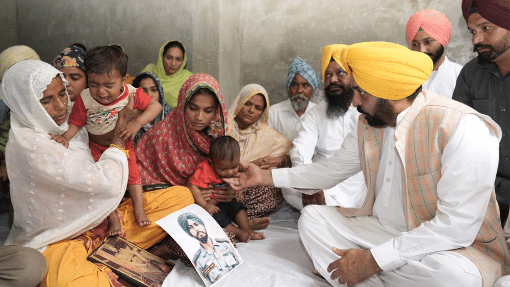 ਜੰਮੂ-ਕਸ਼ਮੀਰ ਦੇ ਪੁੰਛ 'ਚ ਵੀਰਵਾਰ ਨੂੰ ਹੋਏ ਅੱਤਵਾਦੀ ਹਮਲੇ 'ਚ ਪੰਜ ਜਵਾਨ ਸ਼ਹੀਦ ਹੋ ਗਏ ਸਨ, ਜਿਨ੍ਹਾਂ ਵਿੱਚ ਚਾਰ ਪੰਜਾਬ ਦੇ ਸਨ। ਪੰਜਾਬ ਸਰਕਾਰ ਨੇ ਸ਼ਹੀਦਾਂ ਦੇ ਪਰਿਵਾਰਾਂ ਚੋਂ ਇੱਕ ਨੂੰ ਨੌਕਰੀ ਅਤੇ ਇੱਕ-ਇੱਕ ਕਰੋੜ ਰੁਪਏ ਦੀ ਆਰਥਿਕ ਮਦਦ ਦੇਣ ਦਾ ਐਲਾਨ ਕੀਤਾ ਸੀ।