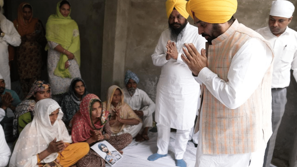 ਆਪਣੇ ਇਸ ਵਾਅਦੇ ਨੂੰ ਪੂਰਾ ਕਰਨ ਲਈ ਮੁੱਖ ਮੰਤਰੀ ਭਗਵੰਤ ਮਾਨ ਬੁੱਧਵਾਰ ਨੂੰ ਇਨ੍ਹਾਂ ਸ਼ਹੀਦ ਪਰਿਵਾਰਾਂ ਨੂੰ ਮਿਲਣ ਪਹੁੰਚੇ। ਮੁੱਖ ਮੰਤਰੀ ਭਗਵੰਤ ਮਾਨ ਨੇ ਪੁੰਛ ਹਮਲੇ ਵਿੱਚ ਸ਼ਹੀਦ ਹੋਏ ਸਿਪਾਹੀ ਸੇਵਕ ਸਿੰਘ ਦੇ ਪਰਿਵਾਰ ਨੂੰ ਵਿੱਤੀ ਮਦਦ ਤਹਿਤ ਬੁੱਧਵਾਰ ਨੂੰ ਇਕ ਕਰੋੜ ਰੁਪਏ ਦਾ ਚੈੱਕ ਸੌਂਪਿਆ ਅਤੇ ਨਾਲ ਹੀ ਇੱਕ ਪਰਿਵਾਰਕ ਮੈਂਬਰ ਨੂੰ ਨੌਕਰੀ ਦੇਣ ਦਾ ਵੀ ਭਰੋਸਾ ਦਿੱਤਾ।