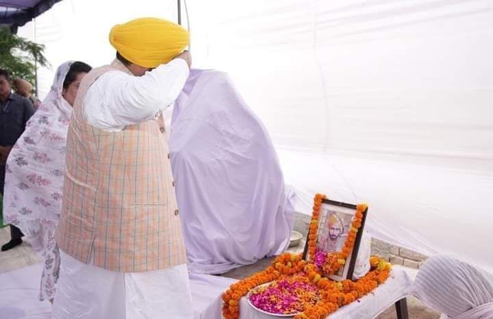 ਸ਼ਹੀਦ ਸੇਵਕ ਸਿੰਘ ਦੀ ਤਸਵੀਰ ਨੂੰ ਸ਼ਰਧਾ ਦੇ ਫੁੱਲ ਭੇਂਟ ਕਰਦਿਆਂ ਸਲਿਊਟ ਵੀ ਕੀਤਾ। ਸ਼ਹੀਦ ਪਰਿਵਾਰ ਨਾਲ ਦੁੱਖ ਸਾਂਝਾ ਕਰਦਿਆਂ ਮੁੱਖ ਮੰਤਰੀ ਨੇ ਕਿਹਾ ਕਿ ਸਮੁੱਚਾ ਦੇਸ਼ ਸ਼ਹੀਦ ਸਿਪਾਹੀ ਸੇਵਕ ਸਿੰਘ ਦਾ ਕਰਜ਼ਦਾਰ ਹੈ, ਜਿਨ੍ਹਾਂ ਦੇਸ਼ ਤੇ ਲੋਕਾਂ ਦੀ ਰਾਖੀ ਲਈ ਆਪਣੇ ਜੀਵਨ ਦਾ ਬਲੀਦਾਨ ਦੇ ਦਿੱਤਾ।