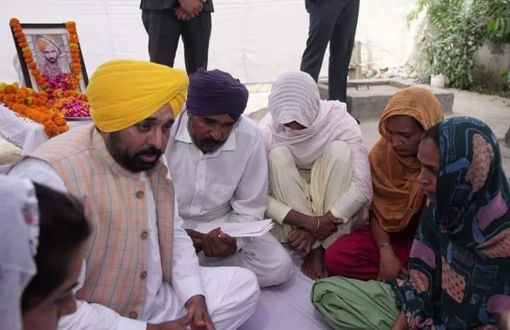 ਬੀਤੀ 21 ਅਪ੍ਰੈਲ ਨੂੰ ਜੰਮੂ-ਕਸ਼ਮੀਰ ਦੇ ਪੁੰਛ ਵਿੱਚ ਹੋਏ ਅੱਤਵਾਦੀ ਹਮਲੇ ਵਿੱਚ ਸ਼ਹੀਦ ਹੋਏ ਪਰਿਵਾਰਾਂ ਨਾਲ ਮੁੱਖ ਮੰਤਰੀ ਨੇ ਮੁਲਾਕਾਤ ਕਰ ਉਨ੍ਹਾਂ ਦਾ ਦੁੱਖ ਸਾਂਝਾ ਕੀਤਾ।