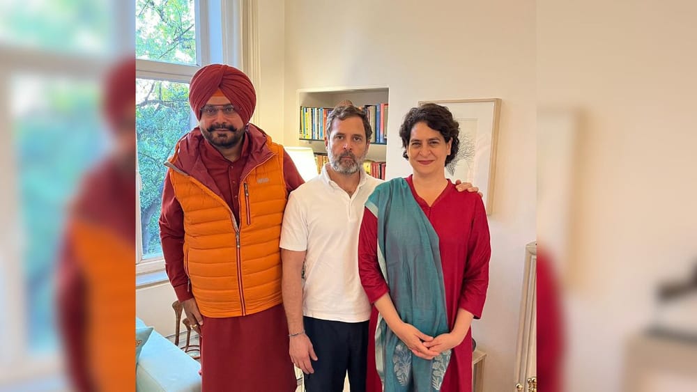 ਬੀਤੇ ਦਿਨੀਂ ਦਿੱਲੀ ਦੌਰੇ ਦੌਰਾਨ ਉਨ੍ਹਾਂ ਨੇ ਕਾਂਗਰਸ ਨੇਤਾ ਰਾਹੁਲ ਗਾਂਧੀ ਅਤੇ ਪ੍ਰਿਅੰਕਾ ਗਾਂਧੀ ਵਾਡਰਾ ਨਾਲ ਮੁਲਾਕਾਤ ਕੀਤੀ। ਨਵਜੋਤ ਸਿੰਘ ਸਿੱਧੂ ਨੇ ਸ਼ੁੱਕਰਵਾਰ ਨੂੰ ਕਾਂਗਰਸ ਪਾਰਟੀ ਦੇ ਕੌਮੀ ਪ੍ਰਧਾਨ ਮਲਿਕਾਰਜੁਨ ਖੜਗੇ ਨਾਲ ਵੀ ਮੁਲਾਕਾਤ ਕੀਤੀ।