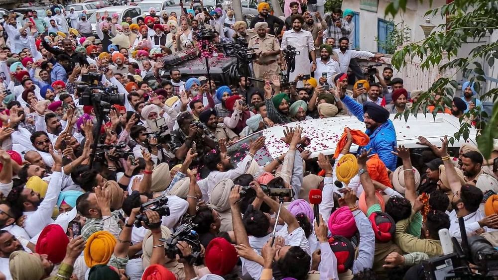 ਨਵਜੋਤ ਸਿੰਘ ਸਿੱਧੂ ਦੇ ਸਵਾਗਤ ਲਈ ਉਨ੍ਹਾਂ ਦੇ ਹਜ਼ਾਰਾਂ ਸਮਰਥਕ ਜੇਲ੍ਹ ਦੇ ਬਾਹਰ ਮੌਜੂਦ ਸਨ। ਜਿਵੇਂ ਹੀ ਉਹ ਬਾਹਰ ਆਏ ਤਾਂ ਉਨ੍ਹਾਂ ਦੇ ਸਮਰਥਕਾਂ ਨੇ ਨਾਅਰੇਬਾਜ਼ੀ ਕੀਤੀ। ਕ੍ਰਿਕਟਰ ਤੋਂ ਸਿਆਸਤਦਾਨ ਬਣੇ ਸਿੱਧੂ ਦੇ ਸਵਾਗਤ ਲਈ ਕਈ ਥਾਵਾਂ 'ਤੇ ਉਨ੍ਹਾਂ ਦੇ ਪੋਸਟਰ ਅਤੇ ਹੋਰਡਿੰਗਜ਼ ਲਗਾਏ ਗਏ ਸਨ। (PC-PTI)