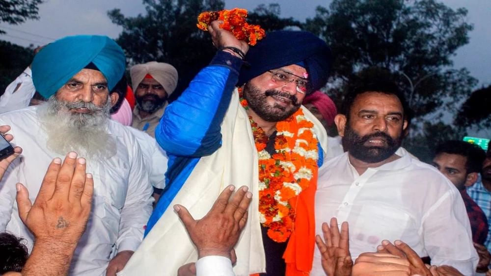 ਪਟਿਆਲਾ ਜੇਲ੍ਹ ਤੋਂ ਬਾਹਰ ਆਉਣ ਤੋਂ ਬਾਅਦ ਕਾਂਗਰਸੀ ਆਗੂ ਨਵਜੋਤ ਸਿੰਘ ਸਿੱਧੂ ਨੇ ਮੋਦੀ ਸਰਕਾਰ 'ਤੇ ਤਿੱਖਾ ਹਮਲਾ ਬੋਲਿਆ। ਉਨ੍ਹਾਂ ਦੋਸ਼ ਲਾਇਆ ਕਿ ਪੰਜਾਬ ਵਿੱਚ ਰਾਸ਼ਟਰਪਤੀ ਸਾਸ਼ਨ ਲਾਉਣ ਦੀ ਸਾਜ਼ਿਸ਼ ਰਚੀ ਜਾ ਰਹੀ ਹੈ। ਲੋਕਤੰਤਰ ਦਾ ਜੰਜਾਲ ਹੈ ਅਤੇ ਸੰਸਥਾਵਾਂ ਗੁਲਾਮ ਹੋ ਗਈਆਂ ਹਨ। (PC-PTI)