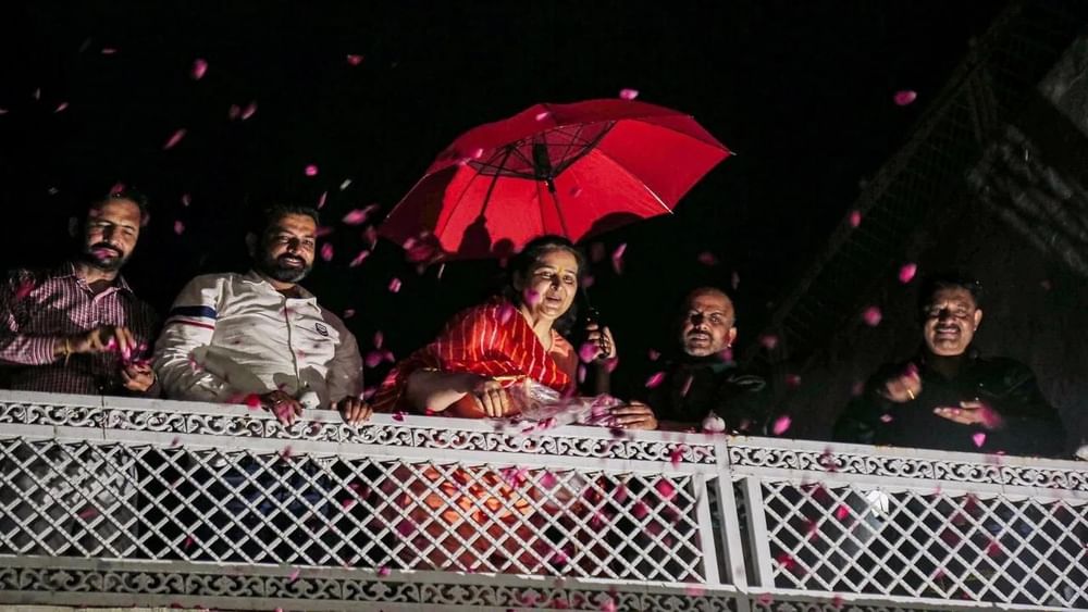 ਨਵਜੋਤ ਸਿੰਘ ਸਿੱਧੂ ਦੇ ਘਰ ਪਹੁੰਚਣ 'ਤੇ ਉਨ੍ਹਾਂ ਦੀ ਪਤਨੀ ਨਵਜੋਤ ਕੌਰ ਸਿੱਧੂ ਨੇ ਉਨ੍ਹਾਂ ਦੇ ਪਤੀ 'ਤੇ ਫੁੱਲਾਂ ਦੀ ਵਰਖਾ ਕਰਕੇ ਉਨ੍ਹਾਂ ਦਾ ਸ਼ਾਨਦਾਰ ਸਵਾਗਤ ਕੀਤਾ | ਗੇਟ 'ਤੇ ਉਨ੍ਹਾਂ ਦੀ ਆਰਤੀ ਕੀਤੀ ਗਈ ਅਤੇ ਉਨ੍ਹਾਂ ਨੂੰ ਮਠਿਆਈਆਂ ਖਿਲਾ ਕੇ ਘਰ ਦੇ ਅੰਦਰ ਸਵਾਗਤ ਕੀਤਾ ਗਿਆ। (PC-PTI)