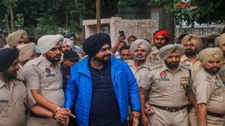 Navjot Singh Sidhu ਦੇ ਸਵਾਗਤ ਲਈ ਇਕੱਠੀ ਹੋਈ ਭੀੜ, 10 ਮਹੀਨਿਆਂ ਬਾਅਦ ਜੇਲ੍ਹ ਤੋਂ ਘਰ ਪਹੁੰਚੇ, ਪਤਨੀ ਨੇ ਕੀਤੀ ਫੁੱਲਾਂ ਦੀ ਵਰਖਾ
