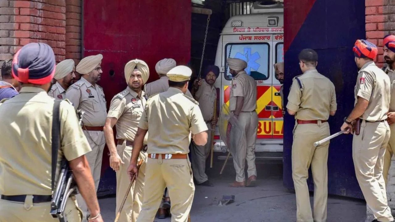 Punjab Nihang Violence: ਇੱਕ ਨਿਹੰਗ ਨੇ ਦੂਜੇ ਦਾ ਕੱਟਿਆ ਹੱਥ, ਚੰਡੀਗੜ੍ਹ-ਮੋਹਾਲੀ ਬਾਰਡਰ ‘ਤੇ ਹਿੰਸਾ Punjab Nihang Violence: ਇੱਕ ਨਿਹੰਗ ਨੇ ਦੂਜੇ ਦਾ ਕੱਟਿਆ ਹੱਥ, ਚੰਡੀਗੜ੍ਹ-ਮੋਹਾਲੀ ਬਾਰਡਰ ‘ਤੇ ਹਿੰਸਾ