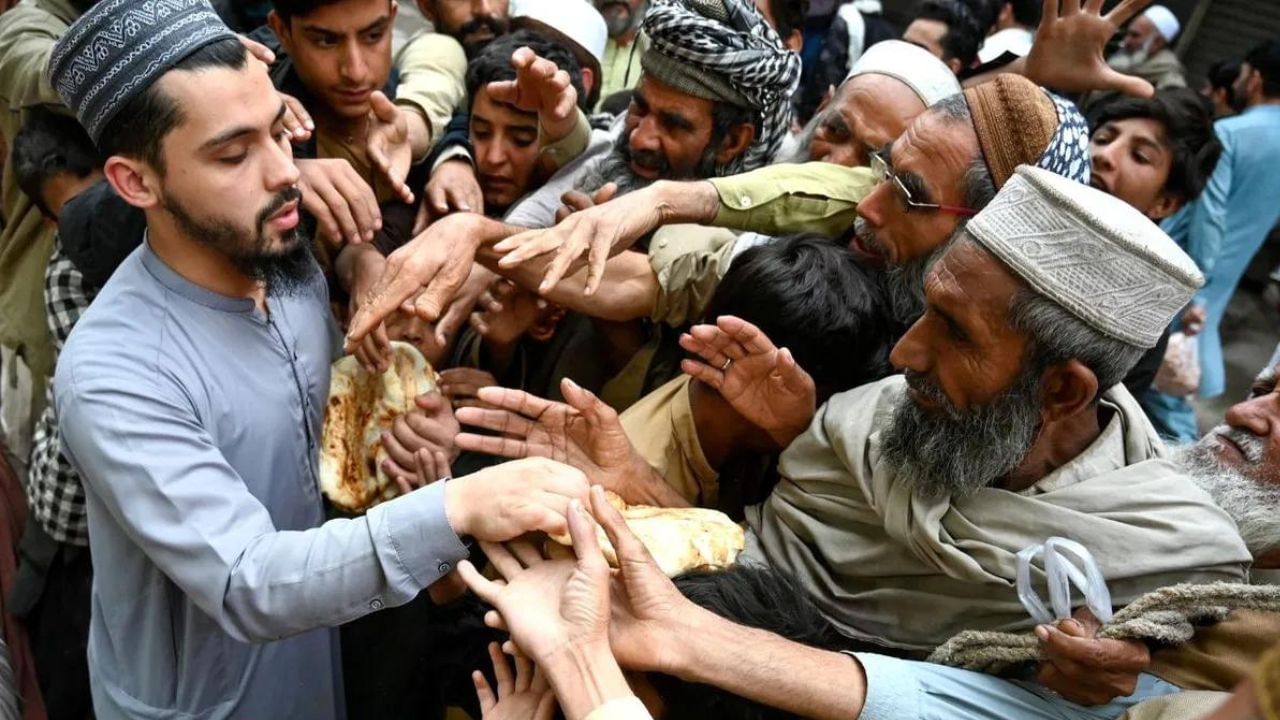 Pakistan Economic Crisis: ਗਰੀਬ ਪਾਕਿਸਤਾਨ ਨੂੰ ਤੁਰੰਤ ਕਰਜ਼ੇ ਦੀ ਲੋੜ, ਗਰੀਬੀ ਦੀ ਲਪੇਟ ‘ਚ 40 ਲੱਖ ਲੋਕ, ਵਿਸ਼ਵ ਬੈਂਕ ਦੀ ਚਿਤਾਵਨੀ
