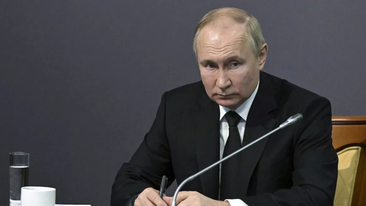 Putin ਸੱਚਮੁੱਚ ਕੈਂਸਰ ਨਾਲ ਲੜ ਰਹੇ ਹਨ, ਬਹੁਤ ਹੀ ਗੁਪਤ ਜਗ੍ਹਾ ‘ਤੇ ਹੋ ਰਹੀ ਹੈ ਕੀਮੋਥੈਰੇਪੀ! ਲੀਕ ਹੋਏ ਦਸਤਾਵੇਜ਼ਾਂ ਤੋਂ ਹੋਇਆ ਖੁਲਾਸਾ Putin ਸੱਚਮੁੱਚ ਕੈਂਸਰ ਨਾਲ ਲੜ ਰਹੇ ਹਨ, ਬਹੁਤ ਹੀ ਗੁਪਤ ਜਗ੍ਹਾ ‘ਤੇ ਹੋ ਰਹੀ ਹੈ ਕੀਮੋਥੈਰੇਪੀ! ਲੀਕ ਹੋਏ ਦਸਤਾਵੇਜ਼ਾਂ ਤੋਂ ਹੋਇਆ ਖੁਲਾਸਾ