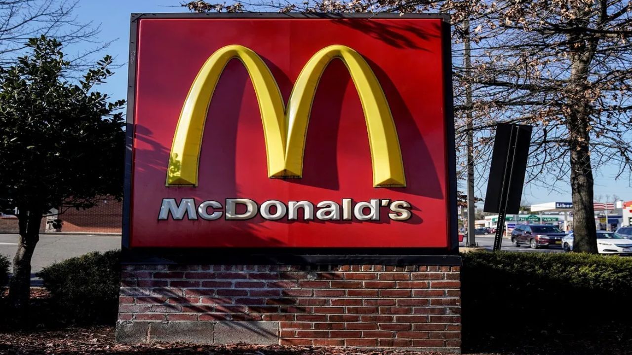 McDonald ਨੇ ਵੱਡੇ ਪੱਧਰ ‘ਤੇ ਛਾਂਟੀ ਲਈ ਤਿਆਰੀ ਕੀਤੀ, ਅਮਰੀਕਾ ਵਿੱਚ ਆਪਣੇ ਬਹੁਤ ਸਾਰੇ ਰੈਸਟੋਰੈਂਟਾਂ ਨੂੰ ਤਾਲੇ ਲਗਾ ਦਿੱਤੇ McDonald ਨੇ ਵੱਡੇ ਪੱਧਰ ‘ਤੇ ਛਾਂਟੀ ਲਈ ਤਿਆਰੀ ਕੀਤੀ, ਅਮਰੀਕਾ ਵਿੱਚ ਆਪਣੇ ਬਹੁਤ ਸਾਰੇ ਰੈਸਟੋਰੈਂਟਾਂ ਨੂੰ ਤਾਲੇ ਲਗਾ ਦਿੱਤੇ