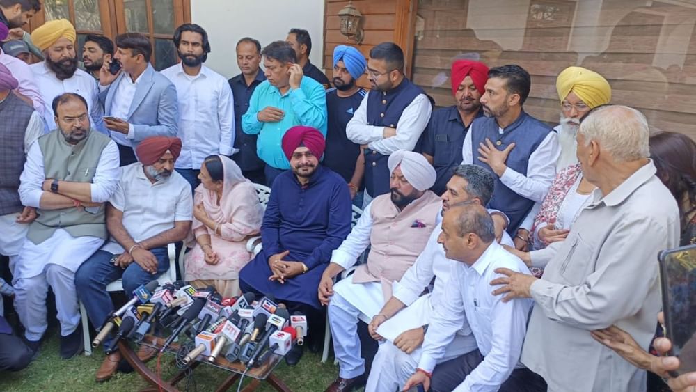 ਨਵਜੋਤ ਸਿੰਘ ਸਿੱਧੂ ਨੇ ਪ੍ਰੈੱਸ ਕਾਨਫਰੰਸ ਦੌਰਾਨ ਕਿਹਾ ਕਿ ਮੁੱਖ ਮੰਤਰੀ ਭਗਵੰਤ ਸਿੰਘ ਮਾਨ ਮੇਰੇ ਕੋਲ ਖੁਦ ਆਉਣ, ਆਪਣੇ ਕਿਸੇ ਸਾਥੀ ਨੂੰ ਨਾ ਭੇਜਣ। ਰਾਹੁਲ ਗਾਂਧੀ ਨਾਲ ਹੋਈ ਮੁਲਾਕਾਤ ਬਾਰੇ ਸਿੱਧੂ ਨੇ ਕਿਹਾ ਕਿ ਉਹ ਅੰਦਰ ਦੀ ਗੱਲਬਾਤ ਹੈ।