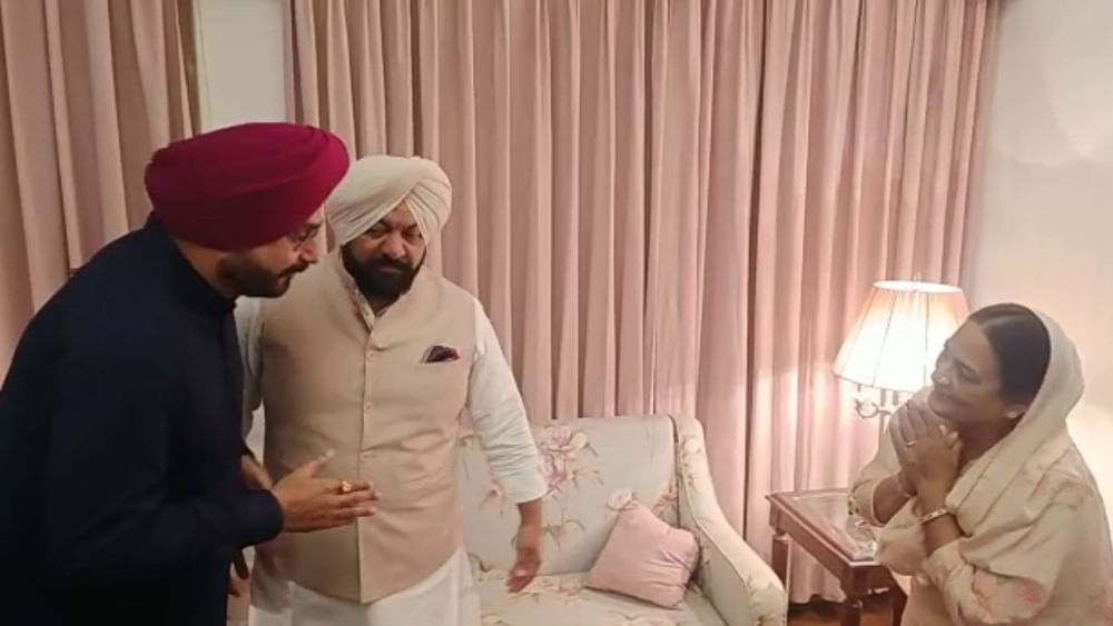 ਇਸ ਦੌਰਾਨ ਕਾਂਗਰਸ ਉਮੀਦਵਾਰ ਕਰਮਜੀਤ ਕੌਰ ਅਤੇ ਉਨ੍ਹਾਂ ਦੇ ਪੁੱਤਰ ਬਿਕਰਮਜੀਤ ਚੌਧਰੀ ਨੇ ਨਾਲ ਜਲੰਧਰ ਲੋਕ ਸਭਾ ਜ਼ਿਮਨੀ ਚੋਣਾਂ ਬਾਰੇ ਗੱਲਬਾਤ ਕੀਤੀ। ਜੇਲ੍ਹ ਤੋਂ ਰਿਹਾਅ ਹੋਣ ਤੋਂ ਬਾਅਦ ਨਵਜੋਤ ਸਿੰਘ ਸਿੱਧੂ ਪਹਿਲੀ ਵਾਰ ਮਰਹੂਮ ਚੌਧਰੀ ਸੰਤੋਖ ਸਿੰਘ ਹੋਰਾਂ ਦੇ ਪਰਿਵਾਰ ਨਾਲ ਮੁਲਾਕਾਤ ਕਰਨ ਪਹੁੰਚੇ।