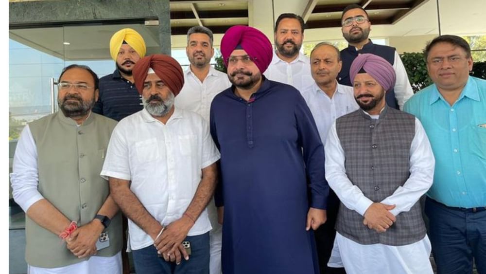 ਇਸ ਦੌਰਾਨ ਨਵੋਜਤ ਸਿੰਘ ਸਿੱਧੂ ਨੇ ਕਾਂਗਰਸ ਆਗੂ ਪ੍ਰਗਟ ਸਿੰਘ ਅਤੇ ਜਲੰਧਰ ਕਾਂਗਰਸ ਪਾਰਟੀ ਦੇ ਵਰਕਰਾਂ ਨਾਲ ਮੁਲਾਕਾਤ ਕੀਤੀ।