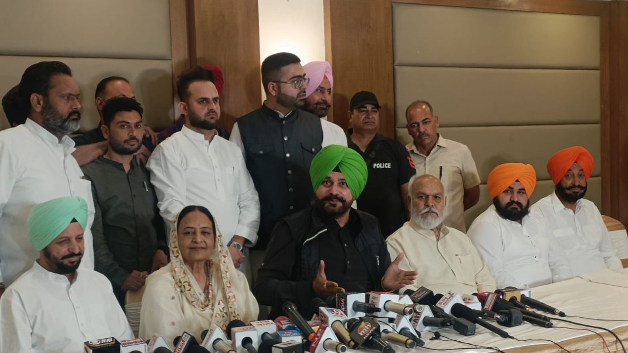 Punjab Government ਨੇ ਲੋਕਾਂ ਨਾਲ ਬੋਲਿਆ ਝੂਠ, ਬਿਨ੍ਹਾਂ ਪੈਸੇ ਦਿੱਤੀਆਂ ਗਾਰੰਟੀਆਂ, ਹੁਣ ਪੂਰੀਆਂ ਨਹੀਂ ਹੋ ਰਹੀਆਂ-ਸਿੱਧੂ, ਵਿੱਤ ਮੰਤਰੀ ਬੋਲੇ, ਸਿੱਧੂ ਭ੍ਰਿਸ਼ਟ ਸਰਕਾਰ ਦਾ ਹਿੱਸਾ ਸਨ Punjab Government ਨੇ ਲੋਕਾਂ ਨਾਲ ਬੋਲਿਆ ਝੂਠ, ਬਿਨ੍ਹਾਂ ਪੈਸੇ ਦਿੱਤੀਆਂ ਗਾਰੰਟੀਆਂ, ਹੁਣ ਪੂਰੀਆਂ ਨਹੀਂ ਹੋ ਰਹੀਆਂ-ਸਿੱਧੂ, ਵਿੱਤ ਮੰਤਰੀ ਬੋਲੇ, ਸਿੱਧੂ ਭ੍ਰਿਸ਼ਟ ਸਰਕਾਰ ਦਾ ਹਿੱਸਾ ਸਨ