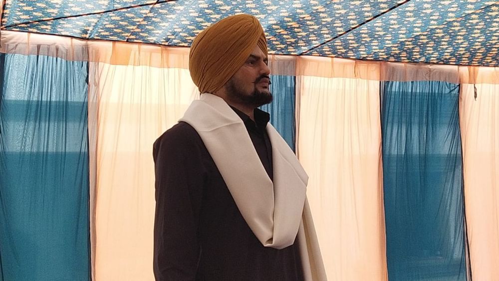 ਮਰਹੂਮ ਪੰਜਾਬੀ ਗਾਇਕ ਸ਼ੂਭਦੀਪ ਸਿੰਘ ਉਰਫ ਸਿੱਧੂ ਮੂਸੇਵਾਲਾ (Sidhu Moosewala) ਦੀ ਮੌਤ ਤੋਂ ਬਾਅਦ ਉਨ੍ਹਾਂ ਦਾ ਤੀਜਾ ਗੀਤ 'ਮੇਰਾ ਨਾਂ' (Mera Naa) ਅੱਜ ਯੂਟਿਊਬ 'ਤੇ ਰਿਲੀਜ਼ ਹੋ ਗਿਆ ਹੈ। ਗੀਤ 3 ਮਿੰਟ 21 ਸੈਕਿੰਡ ਦਾ ਹੈ। ਜਿਸ ਵਿੱਚ ਸਿੱਧੂ ਦੀ ਫੈਨਸ ਫੋਲੋਇੰਗ ਬਾਰੇ ਦੱਸਿਆ ਗਿਆ ਹੈ। ਗਲੀ ਦੇ ਮੋੜ ਤੋਂ ਲੈ ਕੇ ਵੱਡੇ ਸ਼ਹਿਰਾਂ ਦੇ ਬਿੱਲ ਬੋਰਡ ਤੱਕ...ਸਾਰਿਆਂ ਵਿੱਚ ਸਿੱਧੂ ਦੀ ਪ੍ਰਸਿੱਧੀ ਬਾਰੇ ਦੱਸਿਆ ਗਿਆ ਹੈ।