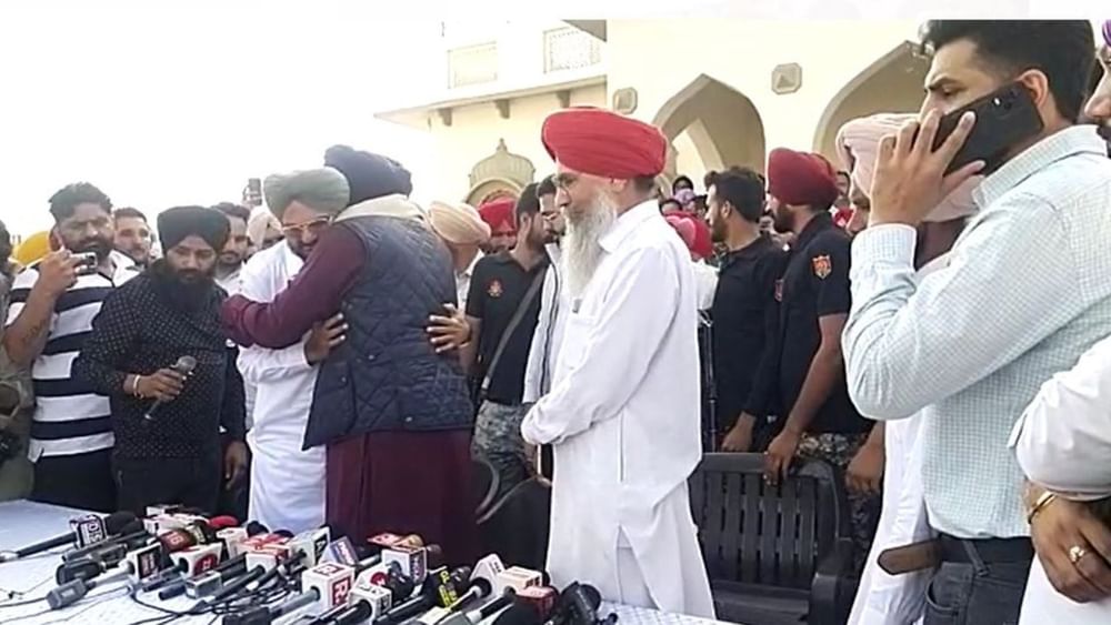 ਕਾਂਗਰਸ ਆਗੂ ਨਵੋਜਤ ਸਿੰਘ ਸਿੱਧੂ (Navjot Singh Sidhu) ਨੇ ਸੋਮਵਾਰ ਨੂੰ ਮਰਹੂਮ ਪੰਜਾਬੀ ਗਾਇਕ ਸ਼ੁਭਦੀਪ ਸਿੰਘ ਸਿੱਧੂ ਮੂਸੇਵਾਲਾ ਦੇ ਮਾਪਿਆਂ ਨਾਲ ਮੁਲਾਕਾਤ ਕਰਕੇ ਦੁੱਖ ਸਾਂਝਾ ਕੀਤਾ। ਨਵਜੋਤ ਸਿੱਧੂ ਨੇ ਮੂਸੇਵਾਲੇ ਦੇ ਪਿਤਾ ਬਲਕੌਰ ਸਿੰਘ ਨੂੰ ਗਲ੍ਹੇ ਲਗਾਇਆ ਤਾਂ ਉਹ ਕਾਫੀ ਭਾਵੁੱਕ ਹੋ ਗਏ। ਸਿੱਧੂ ਨੇ ਉਨ੍ਹਾਂ ਨੂੰ ਹੌਂਸਲਾ ਦਿੰਦਿਆਂ ਉਨ੍ਹਾਂ ਦੇ ਪੁੱਤ ਨੂੰ ਇਨਸਾਫ ਦਿਵਾਉਣ ਦਾ ਭਰੋਸਾ ਦੁਆਇਆ।
