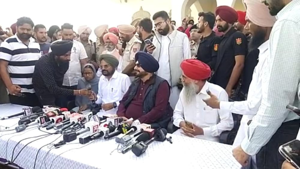 ਪੰਜਾਬ ਦੇ ਵਿਚ ਲਾਅ ਐਂਡ ਆਰਡਰ ਤੇ ਸਵਾਲ ਖੜੇ ਕਰਦਿਆਂ ਸਿੱਧੂ ਨੇ ਕਿਹਾ ਕਿ ਸੂਬੇ ਚ ਕਾਨੂੰਨ ਵਿਵਸਥਾ ਨਾਂ ਦੀ ਕੋਈ ਚੀਜ਼ ਨਹੀਂ। ਗੈਗਸਟਰ ਸ਼ਰੇਆਮ ਜੇਲ੍ਹਾਂ ਵਿੱਚ ਬੈਠ ਕੇ ਇੰਟਰਵਿਊ ਦੇ ਰਹੇ ਹਨ, ਜੋ ਕਿ ਪੰਜਾਬ ਸਰਕਾਰ ਦੀ ਕਾਰਗੁਜ਼ਾਰੀ ਤੇ ਸਵਾਲ ਖੜ ਕਰਦਾ ਹੈ।