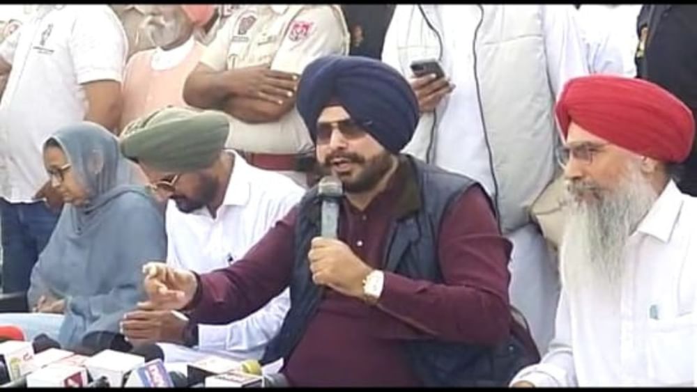 ਨਵਜੋਤ ਸਿੰਘ ਸਿੱਧੂ ਨੇ ਕਿਹਾ ਕਿ ਉਹ ਸਿੱਧੂ ਮੂਸੇਵਾਲਾ ਦੇ ਪਰਿਵਾਰ ਦੇ ਨਾਲ ਹਮੇਸ਼ਾ ਚੱਟਾਨ ਵਾਂਗ ਖੜੇ ਰਹਿਣਗੇ ਅਤੇ ਜਦੋਂ ਵੀ ਉਹ ਇਨ੍ਹਾਂ ਨੂੰ ਯਾਦ ਕਰਨਗੇ ਤਾਂ ਉਹ ਤੁਰੰਤ ਆਉਣਗੇ। ਉਨ੍ਹਾਂ ਕਿਹਾ ਕਿ ਜਲੰਧਰ ਦੀ ਜ਼ਿਮਨੀ ਚੋਣ ਵਿਚ ਜੇਕਰ ਸਿੱਧੂ ਮੂਸੇਵਾਲਾ ਦੇ ਪਿਤਾ ਸਰਕਾਰ ਦੇ ਖਿਲਾਫ ਪ੍ਰਚਾਰ ਕਰਨ ਲਈ ਉਹਨਾਂ ਨੂੰ ਬੁਲਾਉਣਗੇ ਉਹ ਜਰੂਰ ਜਾਣਗੇ।