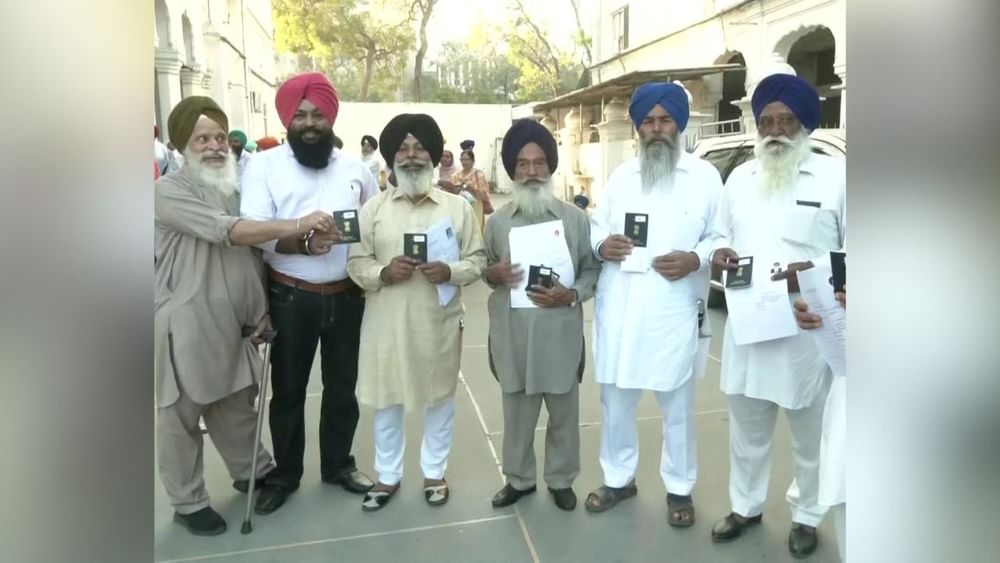 ਪਾਕਿਸਤਨ ਵਿੱਚ ਆਪਣੇ ਗੁਰੂਧਾਮਾਂ ਦੇ ਦਰਸ਼ਨ ਕਰਨ ਲਈ ਜਾ ਰਹੇ ਸ਼ਰਧਾਲੂਆਂ ਦਾ ਕਹਿਣਾ ਹੈ ਕਿ ਅਸੀਂ ਅੱਜ ਵਿਸਾਖੀ ਦਾ ਦਿਹਾੜਾ ਮਨਾਉਣ ਦੇ ਲਈ ਪਾਕਿਸਤਾਨ ਸਥਿਤ ਗੁਰਧਾਮਾਂ ਦੇ ਦਰਸ਼ਨ ਕਰ ਲਏ ਜਾ ਰਹੇ ਹਾਂ। ਇਸ ਮੌਕੇ ਉਨ੍ਹਾਂ ਨੇ ਖੁਸ਼ੀ ਦਾ ਪ੍ਰਗਟਾਵਾ ਵੀ ਕੀਤਾ।