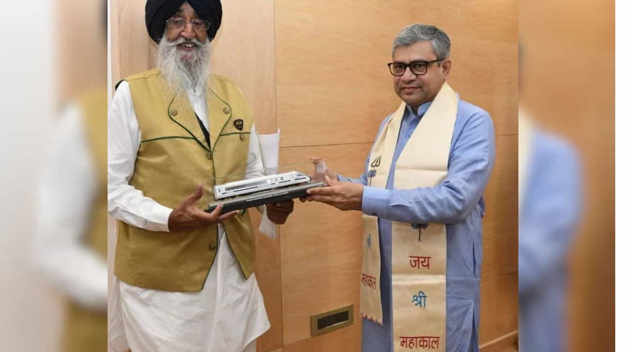 MP Simranjeet Singh Maan ਨੇ ਰੇਲ ਮੰਤਰੀ ਨਾਲ ਮੁਲਾਕਾਤ ਕਰਕੇ ਦੱਸੀਆਂ ਹਲਕੇ ਦੀਆਂ ਸੱਮਸਿਆਵਾਂ MP Simranjeet Singh Maan ਨੇ ਰੇਲ ਮੰਤਰੀ ਨਾਲ ਮੁਲਾਕਾਤ ਕਰਕੇ ਦੱਸੀਆਂ ਹਲਕੇ ਦੀਆਂ ਸੱਮਸਿਆਵਾਂ