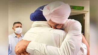 Parkash Singh Badal ਦੇ ਦੇਹਾਂਤ ਤੋਂ ਬਾਅਦ ਸੁਖਬੀਰ ਸਿੰਘ ਬਾਦਲ ਅਤੇ ਮਨਪ੍ਰੀਤ ਸਿੰਘ ਬਾਦਲ ਦੀ ਭਾਵੁਕ ਤਸਵੀਰ