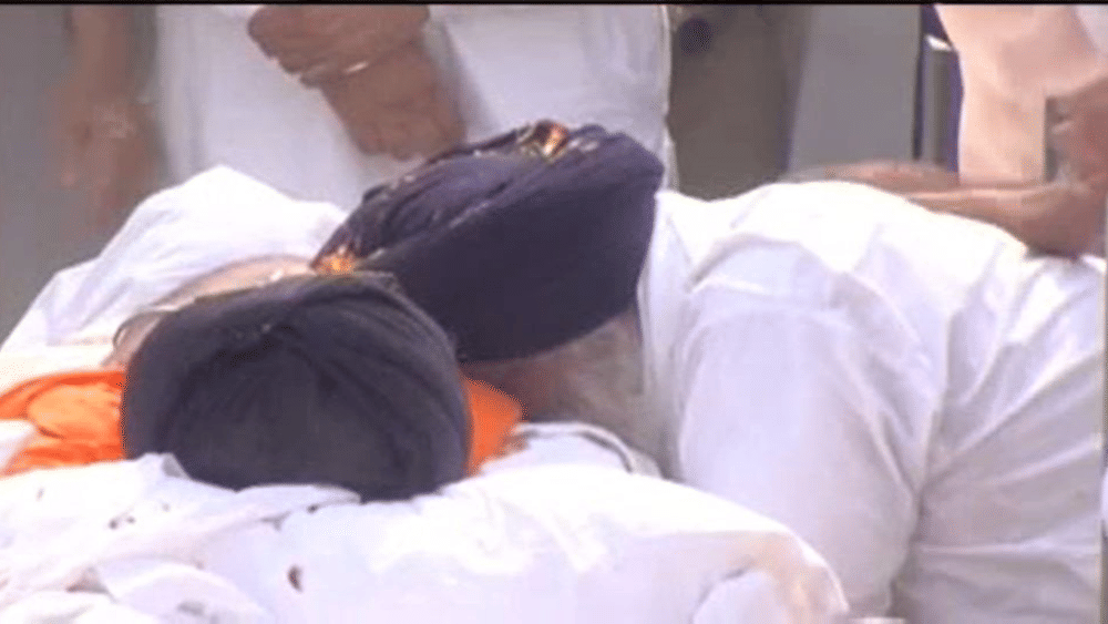 ਪਿਤਾ ਪ੍ਰਕਾਸ਼ ਸਿੰਘ ਬਾਦਲ ਨੂੰ ਅੰਤਿਮ ਵਿਦਾਈ ਦੇਣ ਤੋਂ ਪਹਿਲਾਂ ਉਨ੍ਹਾਂ ਦੇ ਪੁੱਤਰ ਸੁਖਬੀਰ ਬਾਦਲ ਆਪਣੇ ਆਪ ਨੂੰ ਸੰਭਾਲ ਨਹੀਂ ਸਕੇ ਅਤੇ ਉਨ੍ਹਾਂ ਨਾਲ ਲਿਪਟ ਕੇ ਫੁੱਟ-ਫੁੱਟ ਕੇ ਰੋ ਪਏ। ਉਨ੍ਹਾਂ ਦੇ ਚਚੇਰੇ ਭਰ੍ਹਾ ਮਨਪ੍ਰੀਤ ਬਾਦਲ ਉਨ੍ਹਾਂ ਨੂੰ ਸੰਭਾਲਣ ਲਈ ਅੱਗੇ ਆਏ,ਪਰ ਉਹ ਉਸ ਵੇਲ੍ਹੇ ਆਪਣੇ ਪਿਤਾ ਦੇ ਜਾਣ ਦੇ ਗਮ ਵਿੱਚ ਪੂਰੀ ਤਰ੍ਹਾਂ ਨਾਲ ਡੁੱਬੇ ਹੋਏ ਸਨ।