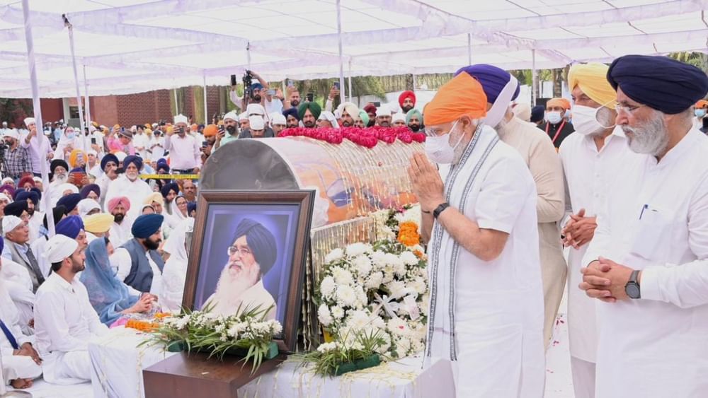 ਸਰਦਾਰ ਪ੍ਰਕਾਸ਼ ਸਿੰਘ ਬਾਦਲ ਦੇ ਦੇਹਾਂਤ ਤੋਂ ਬਾਅਦ ਕੇਂਦਰ ਸਰਕਾਰ ਨੇ ਅੱਜ ਤੋਂ ਦੋ ਦਿਨਾਂ ਲਈ ਰਾਸ਼ਟਰੀ ਸੋਗ ਦਾ ਐਲਾਨ ਕੀਤਾ ਗਿਆ ਹੈ। ਉੱਥੇ ਹੀ ਪੰਜਾਬ ਸਰਕਾਰ ਨੇ ਬੁੱਧਵਾਰ ਨੂੰ ਸੂਬੇ ਵਿੱਚ ਛੁੱਟੀ ਦਾ ਐਲਾਨ ਕੀਤਾ ਹੈ।