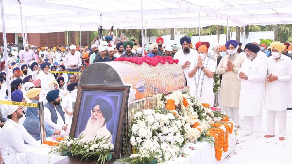 ਪ੍ਰਧਾਨ ਮੰਤਰੀ ਨਰਿੰਦਰ ਮੋਦੀ ਬੁੱਧਵਾਰ ਨੂੰ ਚੰਡੀਗੜ੍ਹ ਸਥਿਤ ਅਕਾਲੀ ਦਲ ਦੇ ਮੁੱਖ ਦਫਤਰ ਪੁੱਜੇ ਅਤੇ ਪੰਜਾਬ ਦੇ ਸਾਬਕਾ ਮੁੱਖ ਮੰਤਰੀ ਪ੍ਰਕਾਸ਼ ਸਿੰਘ ਬਾਦਲ ਨੂੰ ਸ਼ਰਧਾਂਜਲੀ ਦਿੱਤੀ। ਇਸ ਮੌਕੇ ਪ੍ਰਧਾਨ ਮੰਤਰੀ ਮੋਦੀ ਨਾਲ ਕਈ ਸਿਆਸੀ ਆਗੂ ਵੀ ਮੌਜੂਦ ਸਨ।