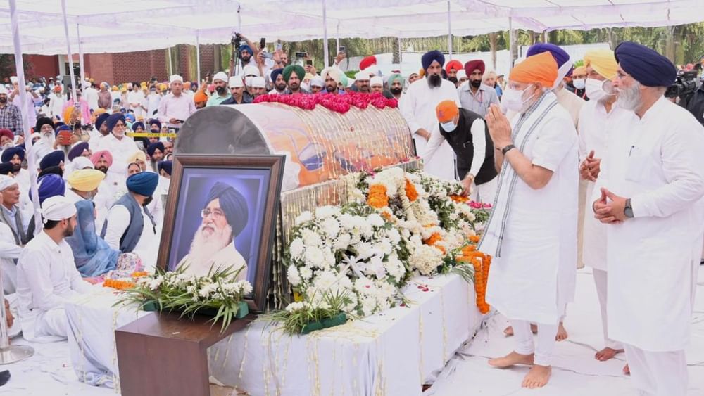 ਸਾਬਕਾ ਮੁੱਖ ਮੰਤਰੀ ਪ੍ਰਕਾਸ਼ ਸਿੰਘ ਬਾਦਲ ਦੀ ਮ੍ਰਿਤਕ ਦੇਹ ਨੂੰ ਚੰਡੀਗੜ੍ਹ ਦੇ ਸੈਕਟਰ-28 ਸਥਿਤ ਸ਼੍ਰੋਮਣੀ ਅਕਾਲੀ ਦਲ ਦੇ ਪਾਰਟੀ ਹੈੱਡਕੁਆਰਟਰ ਵਿਖੇ ਅੰਤਿਮ ਦਰਸ਼ਨਾਂ ਲਈ ਰੱਖਿਆ ਗਿਆ ਸੀ।