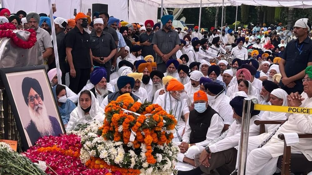 ਪ੍ਰਧਾਨ ਮੰਤਰੀ ਮੋਦੀ ਜਦੋਂ ਵੀ ਸਰਦਾਰ ਪ੍ਰਕਾਸ਼ ਸਿੰਘ ਬਾਦਲ ਹੋਰਾਂ ਦੇ ਨਾਲ ਮਿਲਦੇ ਤਾਂ ਝੁੱਕ ਕੇ ਪ੍ਰਨਾਮ ਕਰਦੇ ਸੀ। ਅੱਜ ਵੀ ਪ੍ਰਧਾਨ ਮੰਤਰੀ ਮੋਦੀ ਨੇ ਝੁੱਕ ਕੇ ਪ੍ਰਨਾਮ ਕਰਦਿਆਂ ਹੋਇਆ ਸਾਬਕਾ ਮੁੱਖ ਮੰਤਰੀ ਪ੍ਰਕਾਸ਼ ਸਿੰਘ ਬਾਦਲ ਨੂੰ ਅੰਤਿਮ ਸ਼ਰਧਾਂਜਲੀ ਦਿੱਤੀ ਫੇਰ ਸੁਖਬੀਰ ਸਿੰਘ ਬਾਦਲ ਅਤੇ ਪਰਿਵਾਰ ਨਾਲ ਬੈਠ ਕੇ ਦੁੱਖ ਸਾਂਝਾ ਕੀਤਾ।