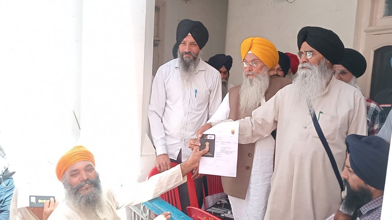 SGPC ਨੇ ਪਾਕਿਸਤਾਨ ਜਾਣ ਵਾਲੇ ਜਥੇ ਦੇ ਸਰਧਾਲੂਆਂ ਨੂੰ ਵੰਡੇ ਪਾਸਪੋਰਟ, 18 ਅਪ੍ਰੈਲ ਨੂੰ ਭਾਰਤ ਪਰਤਨਗੇ ਸ਼ਰਧਾਲੂ SGPC ਨੇ ਪਾਕਿਸਤਾਨ ਜਾਣ ਵਾਲੇ ਜਥੇ ਦੇ ਸਰਧਾਲੂਆਂ ਨੂੰ ਵੰਡੇ ਪਾਸਪੋਰਟ, 18 ਅਪ੍ਰੈਲ ਨੂੰ ਭਾਰਤ ਪਰਤਨਗੇ ਸ਼ਰਧਾਲੂ