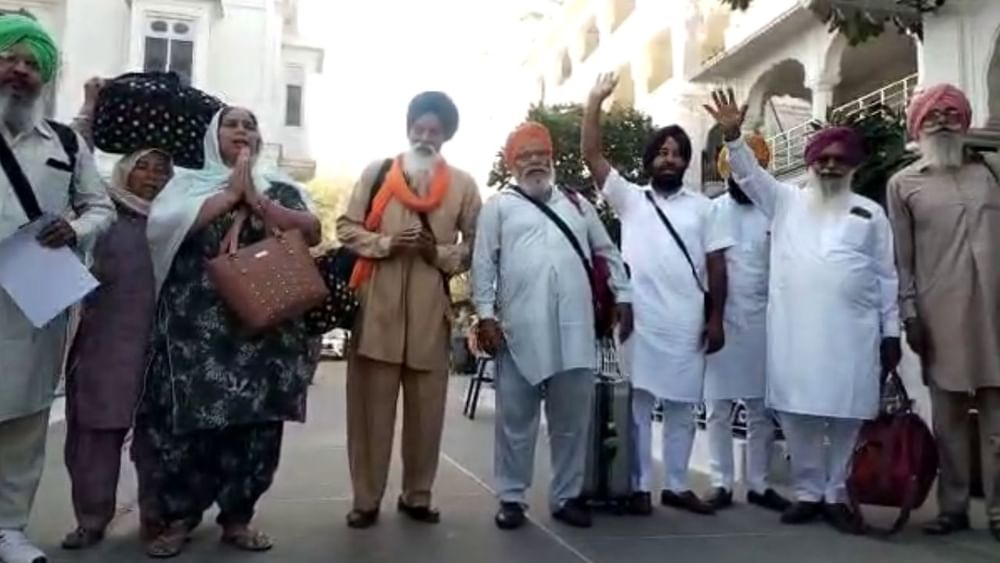 ਵਿਸਾਖੀ ਮੌਕੇ ਪਾਕਿਸਤਾਨ ਸਥਿਤ ਗੁਰਧਾਮਾਂ ਦੇ ਦਰਸ਼ਨਾਂ ਨੂੰ ਜਾਣ ਵਾਲੇ ਸਿੱਖ ਸ਼ਰਧਾਲੂਆਂ ਦਾ ਇੱਕ ਜਥਾ ਰਵਾਨਾ ਹੋਇਆ। ਇਹ ਜਥਾ ਸ਼੍ਰੋਮਣੀ ਗੁਰਦੁਆਰ ਪ੍ਰਬੰਧਕ ਕਮੇਟੀ ਦੇ ਦਫ਼ਤਰ ਤੋਂ ਬੋਲੇ ਸੋ ਨਿਹਾਲ ਦੇ ਜੈਕਾਰਿਆਂ ਦੀ ਗੂੰਜ 'ਚ ਰਵਾਨਾ ਹੋਇਆ।