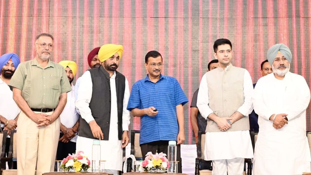 ਦਿੱਲੀ ਦੇ ਮੁੱਖ ਮੰਤਰੀ ਨੇ ਕਿਹਾ ਕਿ ਮੁੱਢਲੇ ਪੜਾਅ ਵਿੱਚ ਪਟਿਆਲਾ, ਫਗਵਾੜਾ, ਅੰਮ੍ਰਿਤਸਰ ਤੇ ਲੁਧਿਆਣਾ ਵਰਗੇ ਚਾਰ ਸ਼ਹਿਰਾਂ ਵਿੱਚ ਯੋਗਸ਼ਾਲਾ ਸ਼ੁਰੂ ਕੀਤੀਆਂ ਜਾ ਰਹੀਆਂ ਹਨ ਅਤੇ ਇਨ੍ਹਾਂ ਨੂੰ ਸੂਬੇ ਦੇ ਹੋਰ ਹਿੱਸਿਆਂ ਤੱਕ ਵਧਾਇਆ ਜਾਵੇਗਾ। ਉਨ੍ਹਾਂ ਕਿਹਾ ਕਿ ਇਸ ਮੁਹਿੰਮ ਤਹਿਤ ਸਿੱਖਿਅਤ ਯੋਗ ਇੰਸਟ੍ਰਕਟਰ ਲੋਕਾਂ ਨੂੰ ਮੁਫ਼ਤ ਵਿੱਚ ਯੋਗ ਆਸਣ ਸਿਖਾਉਣਗੇ।
