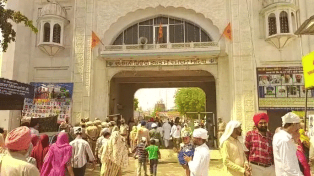 ਤਖ਼ਤ ਸ੍ਰੀ ਦਮਦਮਾ ਸਾਹਿਬ ਵਿੱਖ ਸ਼ਰਧਾਲੂਆਂ ਦੀ ਭਾਰੀ ਭੀੜ ਵੇਖਣ ਨੂੰ ਮਿਲ ਰਹੀ ਹੈ। ਵਿਸਾਖੀ ਦੇ ਤਿਉਹਾਰ ਨੂੰ ਲੈ ਕੇ ਸਾਰੀਆਂ ਸੰਗਤਾਂ ਵਿੱਚ ਭਾਰੀ ਉਤਸ਼ਾਹ ਵੀ ਵੇਖਣ ਨੂੰ ਮਿਲ ਰਿਹਾ ਹੈ।
