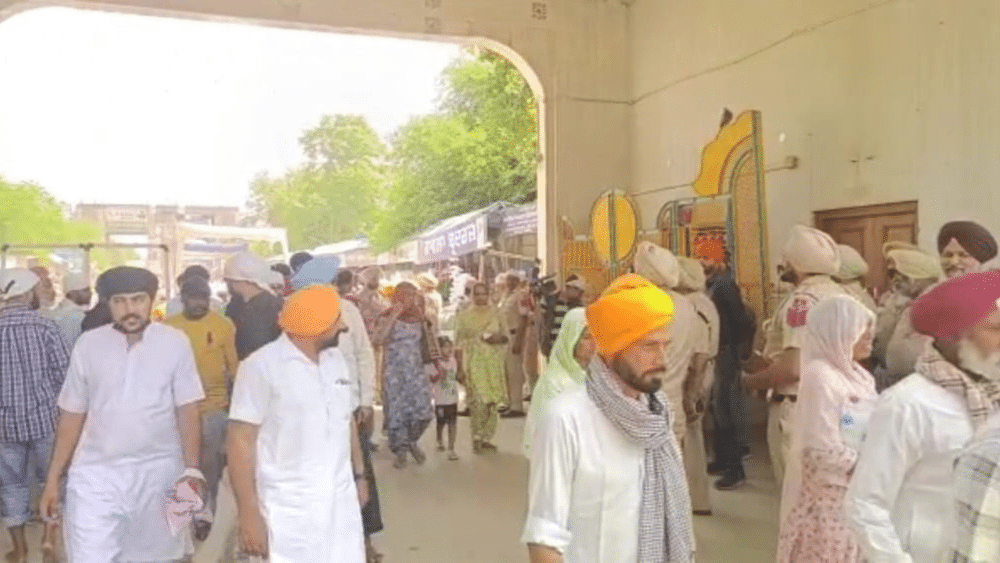 ਖਾਲਸਾ ਸਾਜਨਾ ਦਿਵਸ ਮੌਕੇ ਦੇਸ਼ ਦੇ ਨਾਲ-ਨਾਲ ਵਿਦੇਸ਼ ਤੋਂ ਵੀ ਵੱਡੀ ਗਿਣਤੀ ਵਿੱਚ ਸਿੱਖ ਸੰਗਤਾਂ ਇੱਥੇ ਪਹੁੰਚੀਆਂ ਹਨ। ਭਾਰੀ ਸੁਰੱਖਿਆ ਇੰਤਜਾਮਾਂ ਦੇ ਬਾਵਜੂਦ ਵੀ ਉਨ੍ਹਾਂ ਦੇ ਉਤਸ਼ਾਹ ਵਿੱਚ ਕੋਈ ਕਮੀ ਦਿਖਾਈ ਨਹੀਂ ਦੇ ਰਹੀ ਹੈ