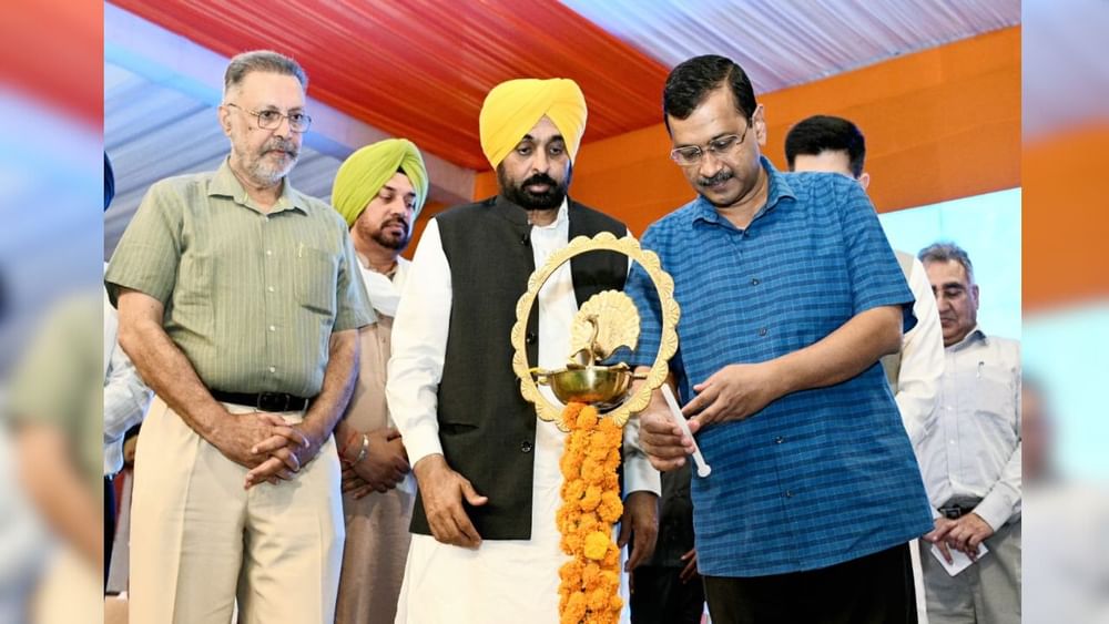 ਸੀਐਮ ਦੀ ਯੋਗਸ਼ਾਲਾ ਲਈ ਪੋਰਟਲ ਜਾਰੀ ਕਰਨ ਮਗਰੋਂ ਇਕੱਠ ਦੌਰਾ ਮੁੱਖ ਮੰਤਰੀ ਭਗਵੰਤ ਮਾਨ ਨੇ ਕਿਹਾ ਕਿ ਨਾਗਰਿਕ ਪੱਖੀ ਇਹ ਅਹਿਮ ਪ੍ਰਾਜੈਕਟ ਦਿੱਲੀ ਦੇ ਮੁੱਖ ਮੰਤਰੀ ਅਰਵਿੰਦ ਕੇਜਰੀਵਾਲ ਦੇ ਮਨ ਦੀ ਉਪਜ ਹੈ ਅਤੇ ਇਸ ਨੇ ਲੋਕਾਂ ਵਿਚਾਲੇ ਕਾਫ਼ੀ ਮਕਬੂਲੀਅਤ ਹਾਸਲ ਕੀਤੀ ਹੈ।