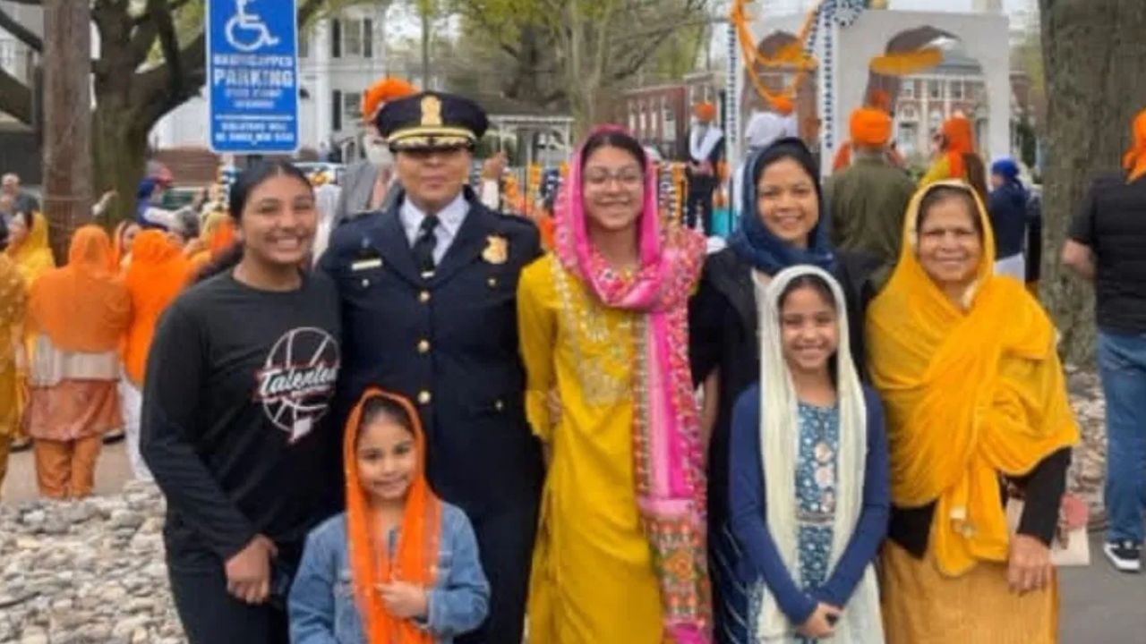ਪੰਜਾਬ ਦੀ ਧੀ ਨੇ ਕੀਤਾ ਕਮਾਲ, America ‘ਚ ਬਣੀ ਪਹਿਲੀ ਸਿੱਖ ਸਹਾਇਕ ਪੁਲਿਸ ਪ੍ਰਮੁੱਖ ਪੰਜਾਬ ਦੀ ਧੀ ਨੇ ਕੀਤਾ ਕਮਾਲ, America ‘ਚ ਬਣੀ ਪਹਿਲੀ ਸਿੱਖ ਸਹਾਇਕ ਪੁਲਿਸ ਪ੍ਰਮੁੱਖ