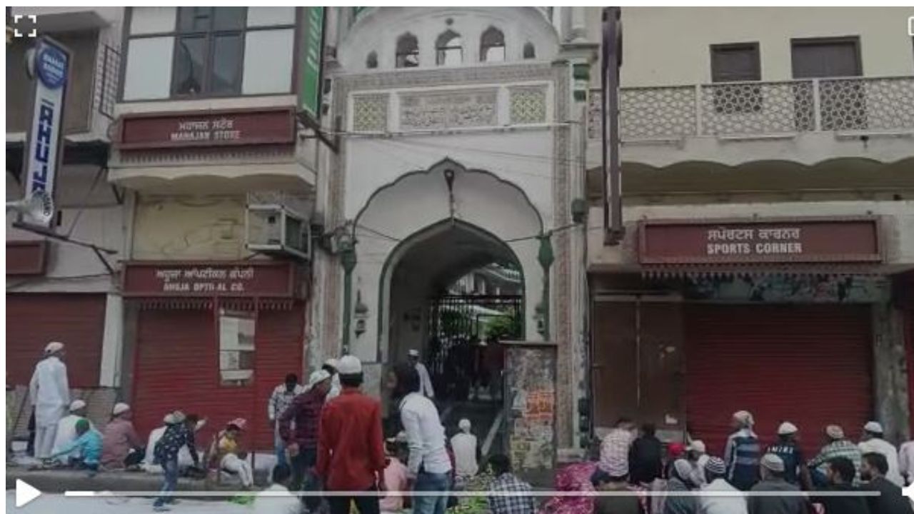 Amritsar ਵਿੱਚ ਨਮਾਜ਼ ਅਤਾ ਕਰਨ ਤੋਂ ਬਾਅਦ ਇੱਕ ਦੂਜੇ ਦੇ ਗਲੇ ਮਿਲ ਦਿੱਤੀ ਈਦ ਦੀ ਮੁਬਾਰਕਬਾਦ Amritsar ਵਿੱਚ ਨਮਾਜ਼ ਅਤਾ ਕਰਨ ਤੋਂ ਬਾਅਦ ਇੱਕ ਦੂਜੇ ਦੇ ਗਲੇ ਮਿਲ ਦਿੱਤੀ ਈਦ ਦੀ ਮੁਬਾਰਕਬਾਦ